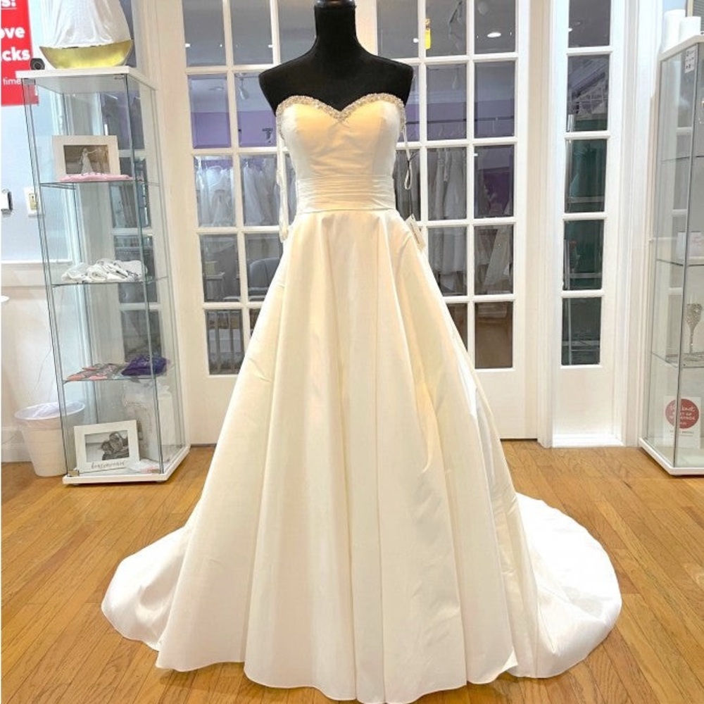 Robin Jillian Bridal Cream Sleeveless Sweetheart Wedding Gown